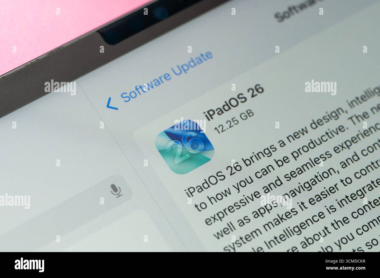 New York, USA - 15 settembre 2025: Installare il nuovo IpadOS 26 sullo schermo del tablet vista ravvicinata dello sfondo Foto Stock