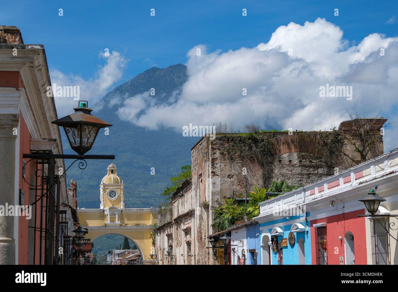 Antigua Guatemala, Guatemala - 29 giugno 2025: Arco di Santa Catalina ad Antigua Guatemala, Sacatepequez, Guatemala. Foto Stock