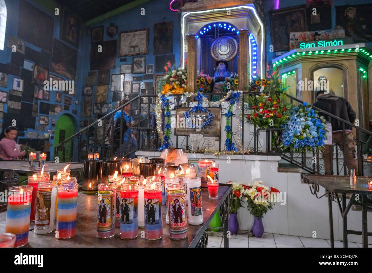 San Andres Itzapa, Guatemala - 1° luglio 2025: Pellegrini al Tempio di San Simon noto anche come Maximon a San Andres Itzapa, Guatemala. Foto Stock