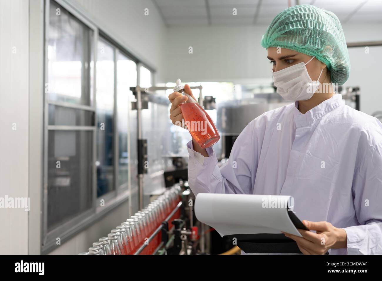 ispettore di qualità, ispezione tecnica di alimenti o bevande, prima di inviare il prodotto al cliente. Lead di produzione Foto Stock