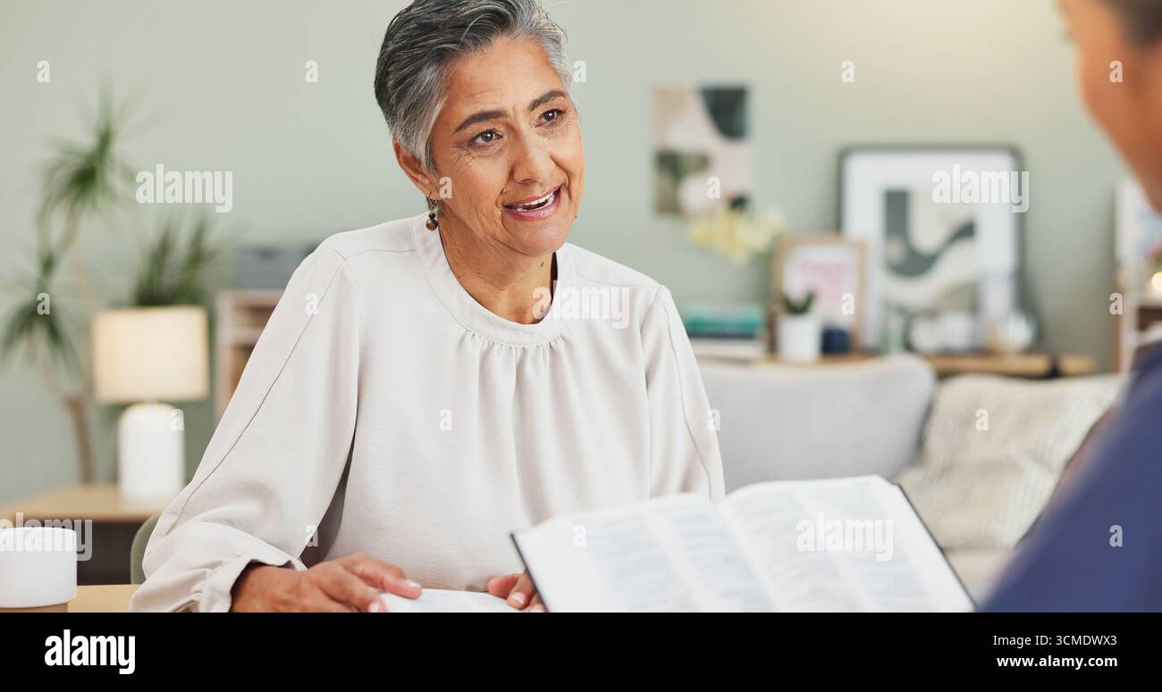 Insegnamento, donna anziana o studio della bibbia in casa, lettura delle Scritture o guida per il nuovo cristiano. Conversazione lezione di fede o leader di culto in casa Foto Stock