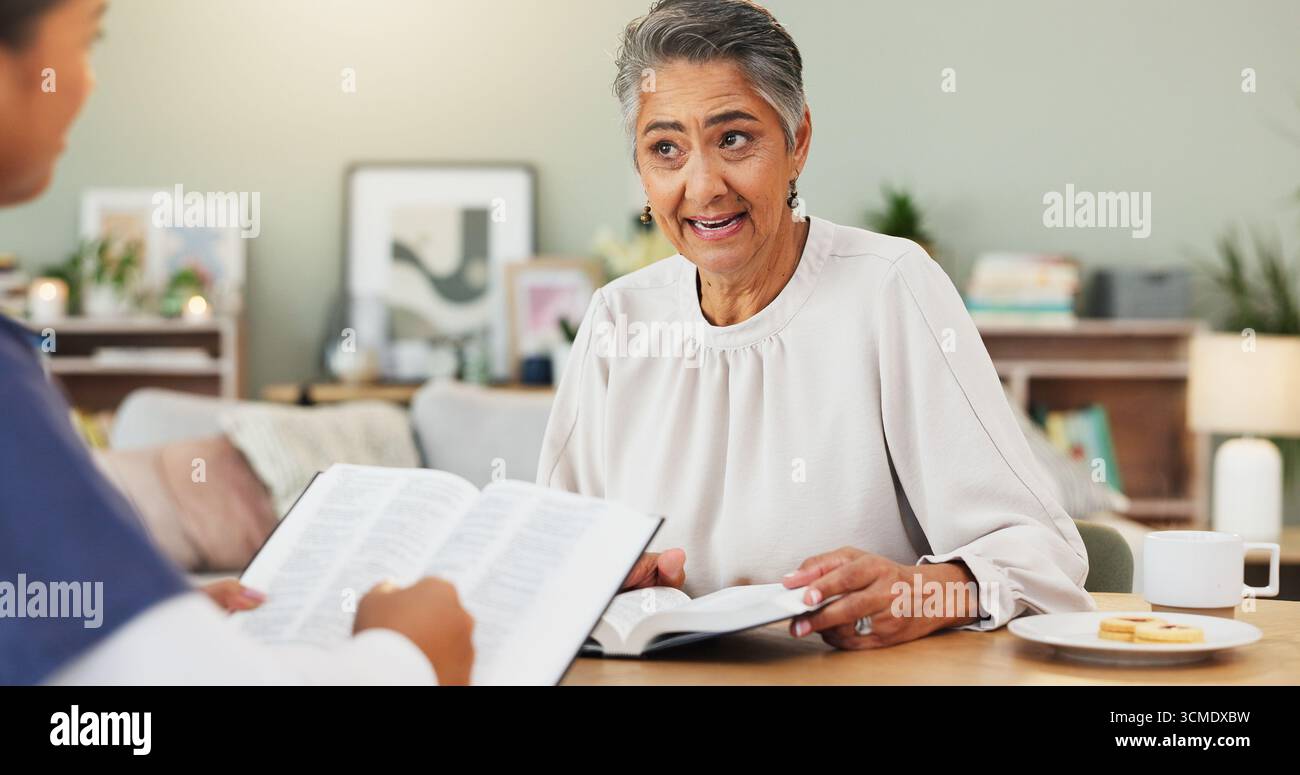 Conversazione, donna anziana o studio della bibbia in casa, lettura delle Scritture o guida per il nuovo cristiano. Insegnamento, lezione di fede o leader di culto in casa Foto Stock