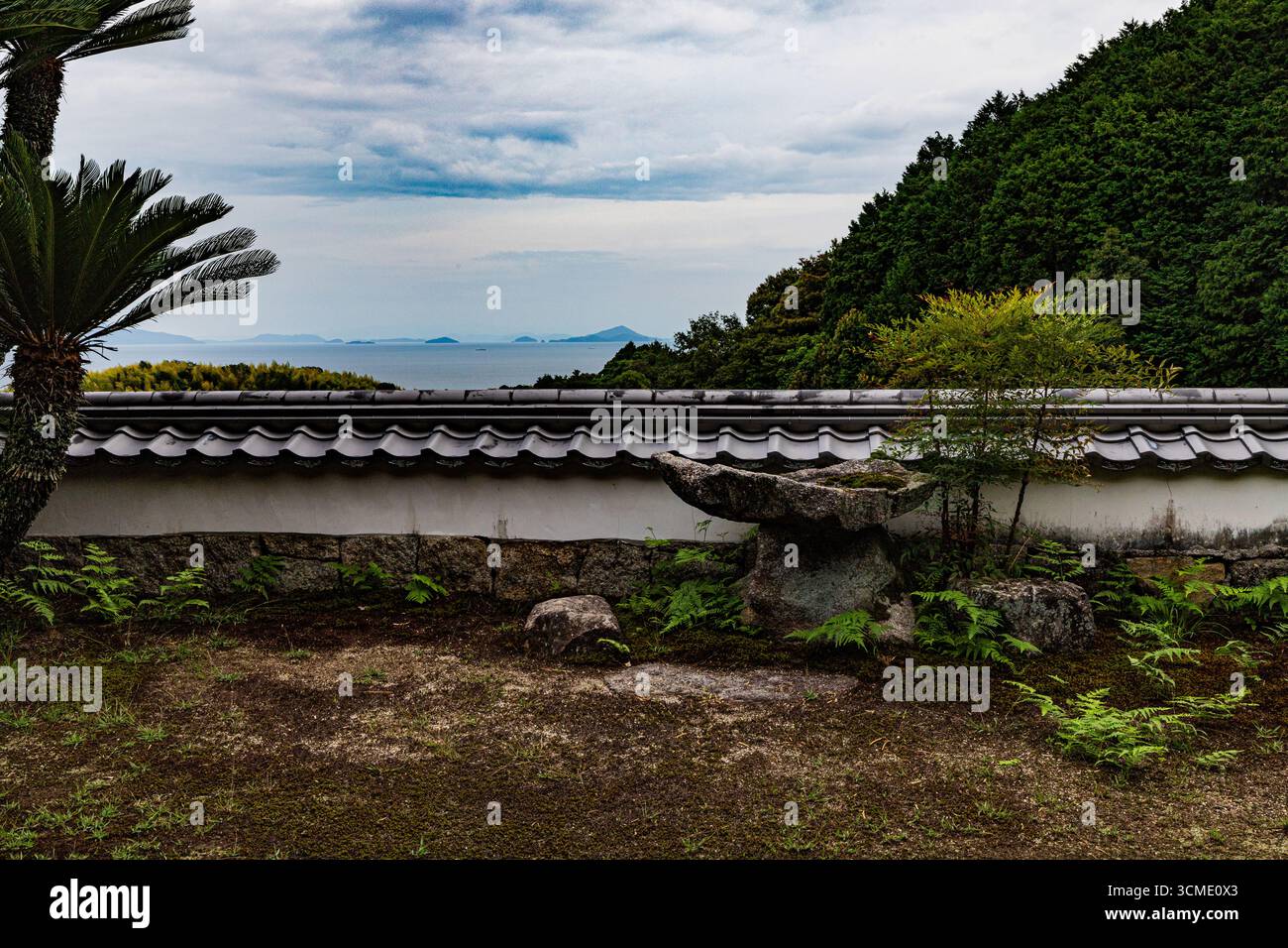 Il Mare interno o Seto naikai si trova tra le principali isole giapponesi di Honshu, Shikoku e Kyushu. Le sue acque calme si estendono per oltre 400 chilometri da O. Foto Stock