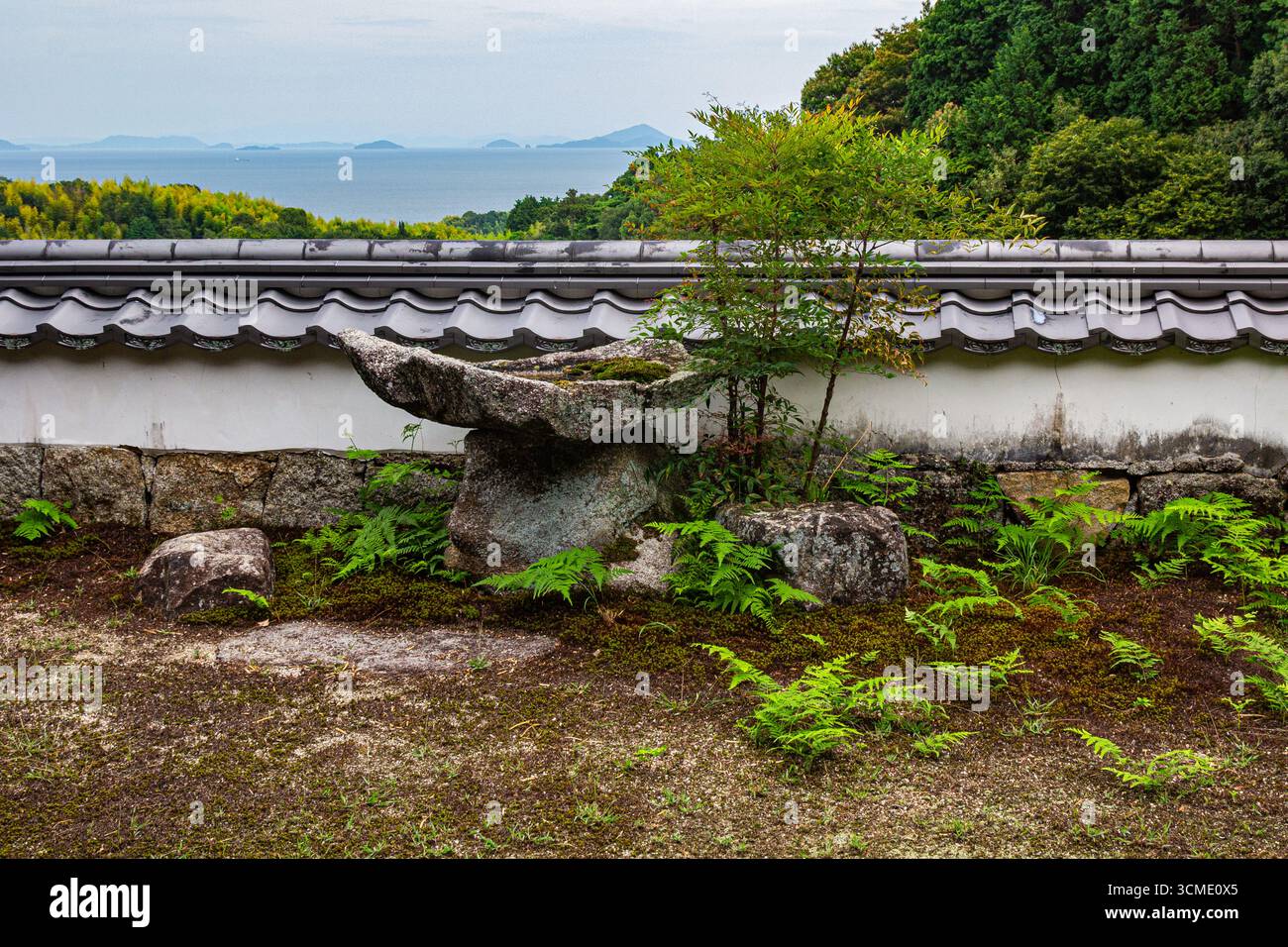 Il Mare interno o Seto naikai si trova tra le principali isole giapponesi di Honshu, Shikoku e Kyushu. Le sue acque calme si estendono per oltre 400 chilometri da O. Foto Stock
