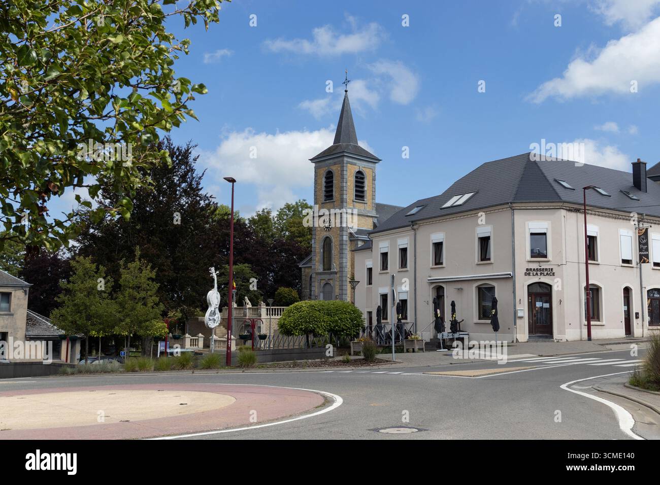 TINTIGNY, BELGIO, 10 SETTEMBRE 2025. Vista del centro del villaggio e della chiesa di nostra Signora dell'assunzione a Tintigny, nella provincia di Lussemburgo, Belgio Foto Stock