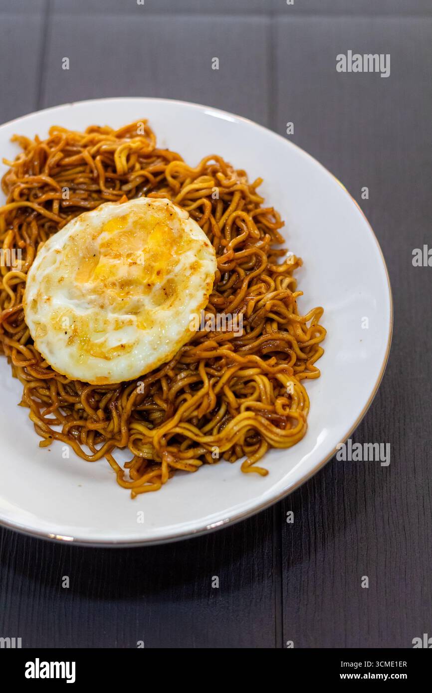 Versione locale di mee goreng condita con uova servita in un ristorante a Cebu, Filippine Foto Stock