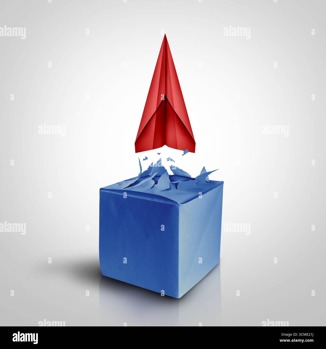 Il pensiero rivoluzionario e il pensiero fuori dagli schemi come metafora creativa per il successo dell'azienda come una scatola di carta e un piano origami che rappresentano il Th Foto Stock