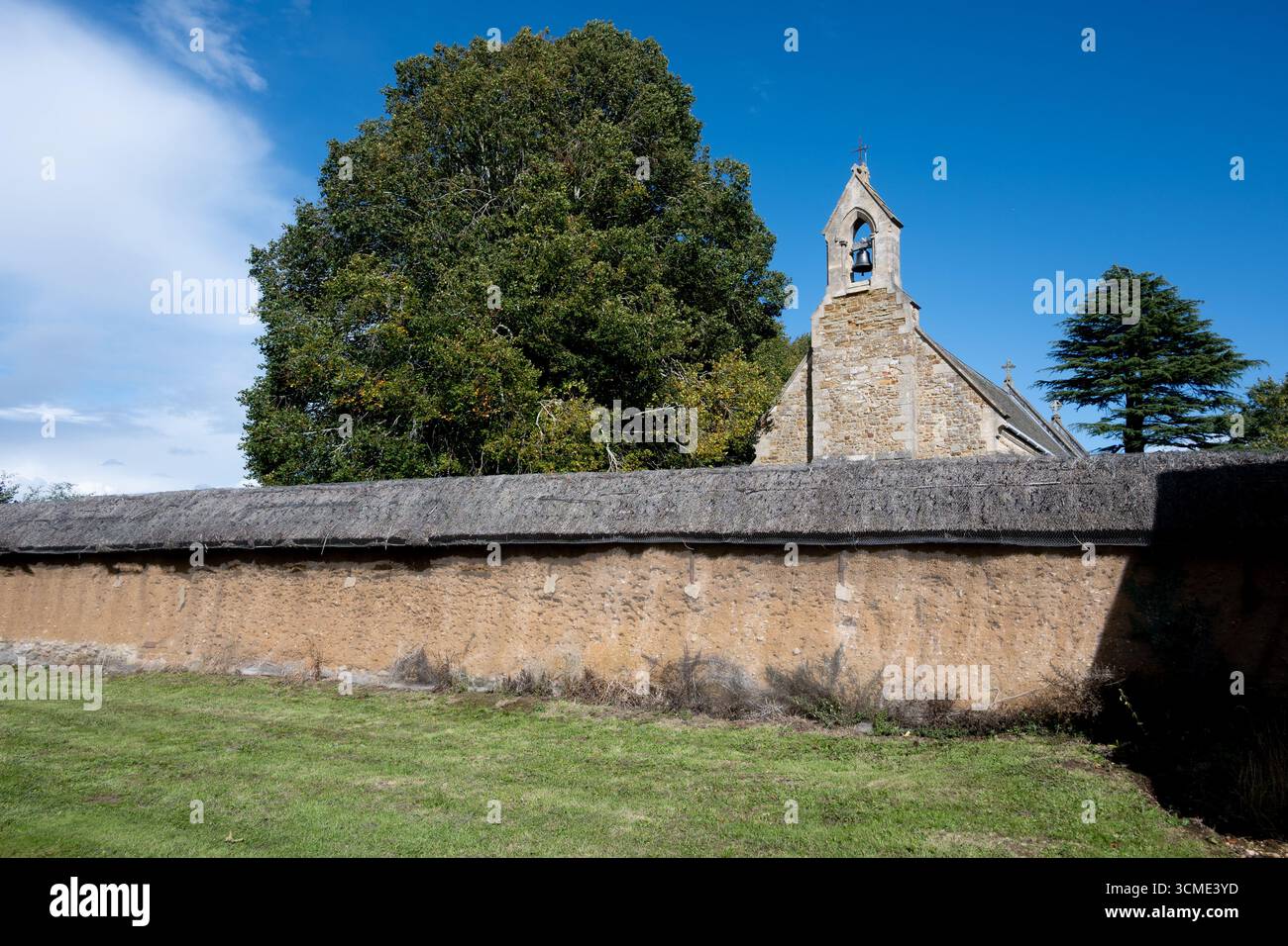 Chiesa di San Luca e muro di fango, Laughton, Leicestershire, Inghilterra, Regno Unito Foto Stock