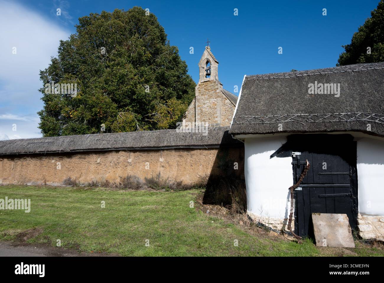 Chiesa di San Luca e muro di fango, Laughton, Leicestershire, Inghilterra, Regno Unito Foto Stock