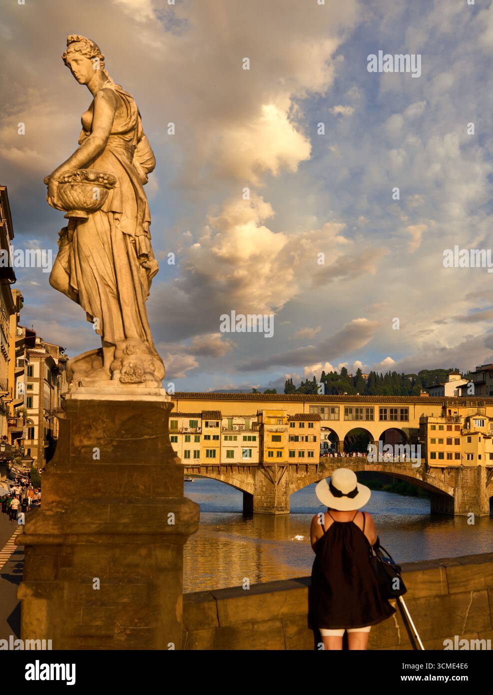Statua della primavera, Ponte Vecchio, Ponte Santa Trinita, fiume Arno, Firenze, Toscana, Italia Foto Stock