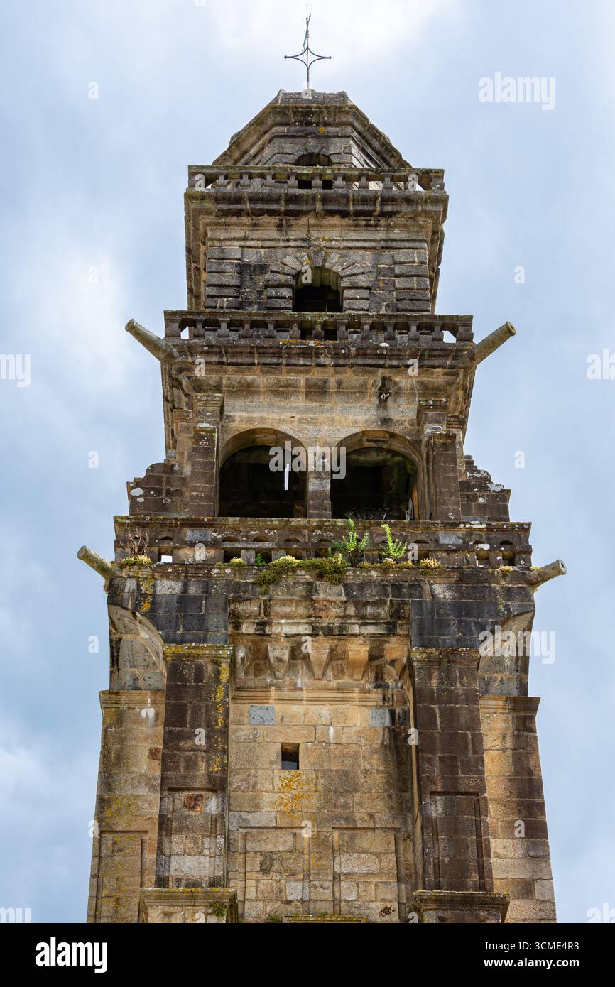 Ripresa ad angolo basso della torre della chiesa a Landerneau, Francia, che mette in risalto la sua architettura medievale e intricati lavori in pietra contro il cielo. Foto Stock