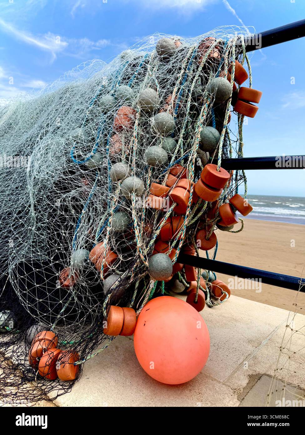 Reti da pesca sulla costa del North Yorkshire, Inghilterra, Regno Unito Foto Stock