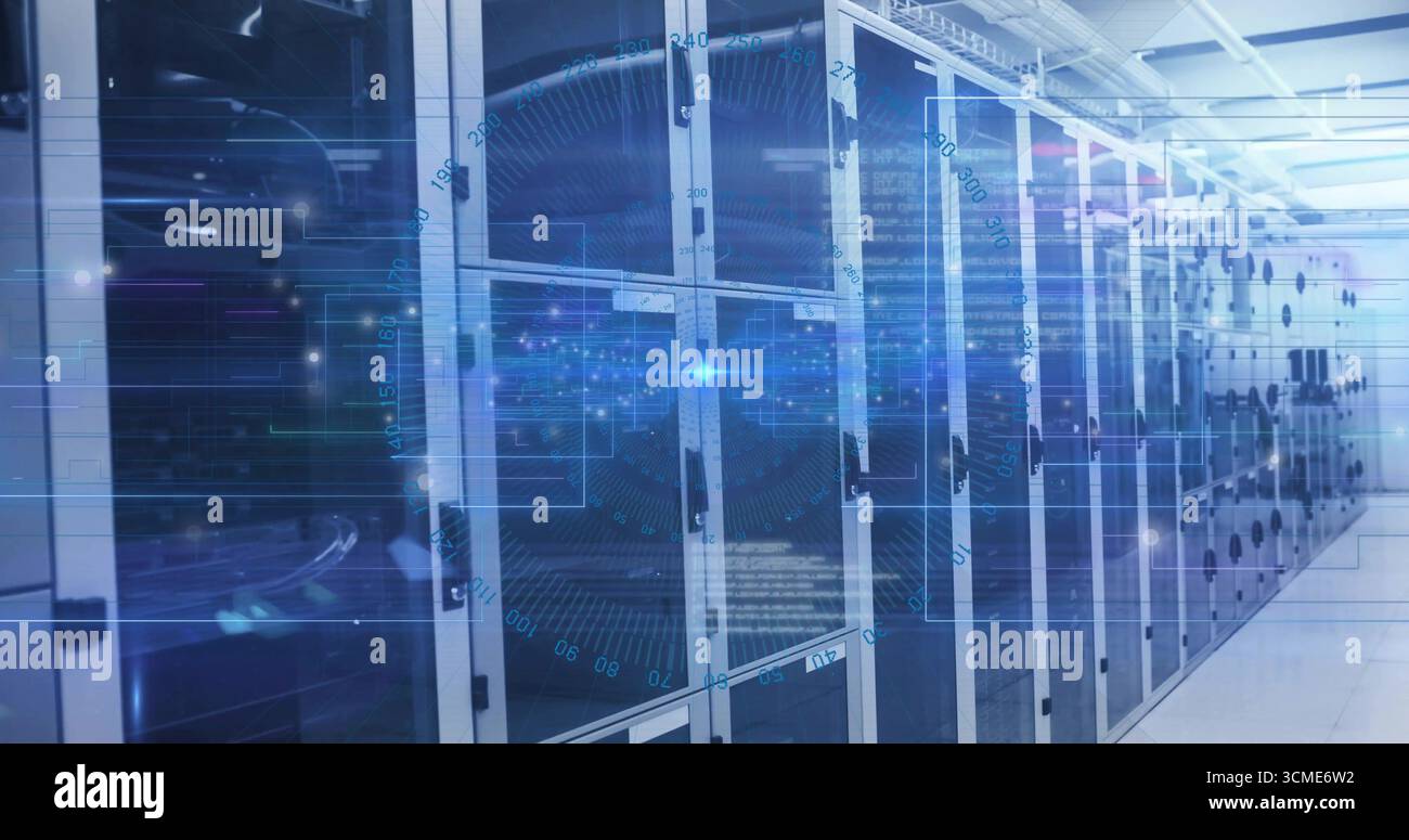 Armadi server estensibili con porte in vetro e cavi che rivestono il corridoio del datacenter, con sovrapposizione digitale Foto Stock