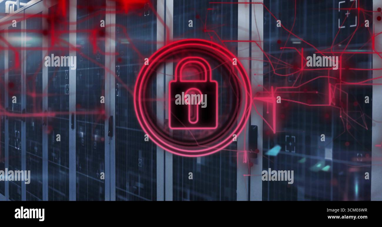 Proiezione di una sovrapposizione rossa del circuito intorno all'icona lucchetto luminosa nella corsia del data center, con rack server Foto Stock