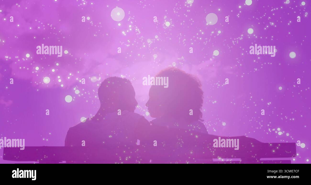 Coppia con silhouette sagomate che condivide momenti romantici sulla panchina del parco cosmico, con sfere lucenti Foto Stock