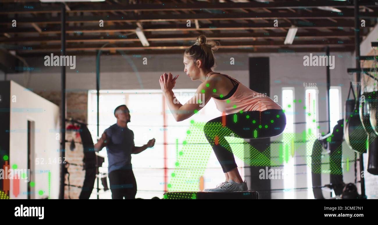 Atleta accovacciata che esegue squat su plyometrico in palestra in mattoni, con sovrapposizione di dati digitali Foto Stock Atleta accovacciata che esegue squat su plyometrico in palestra in mattoni, con sovrapposizione di dati digitali Foto Stock