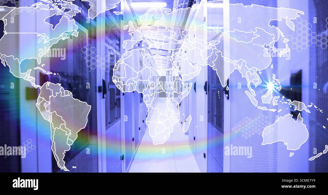 Visualizzazione del corridoio del server che si estende sotto una luce fredda con cavi di rete, LED, sovrapposizione mappa Foto Stock