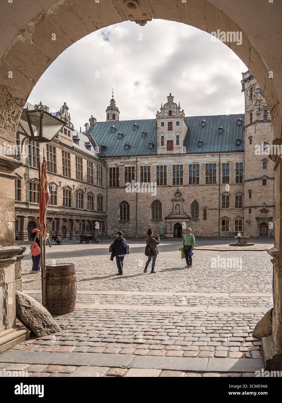 Sotto l'arco del castello di Kronborg i turisti scattano foto, Elsinore, Danimarca, agosto 2025 Foto Stock