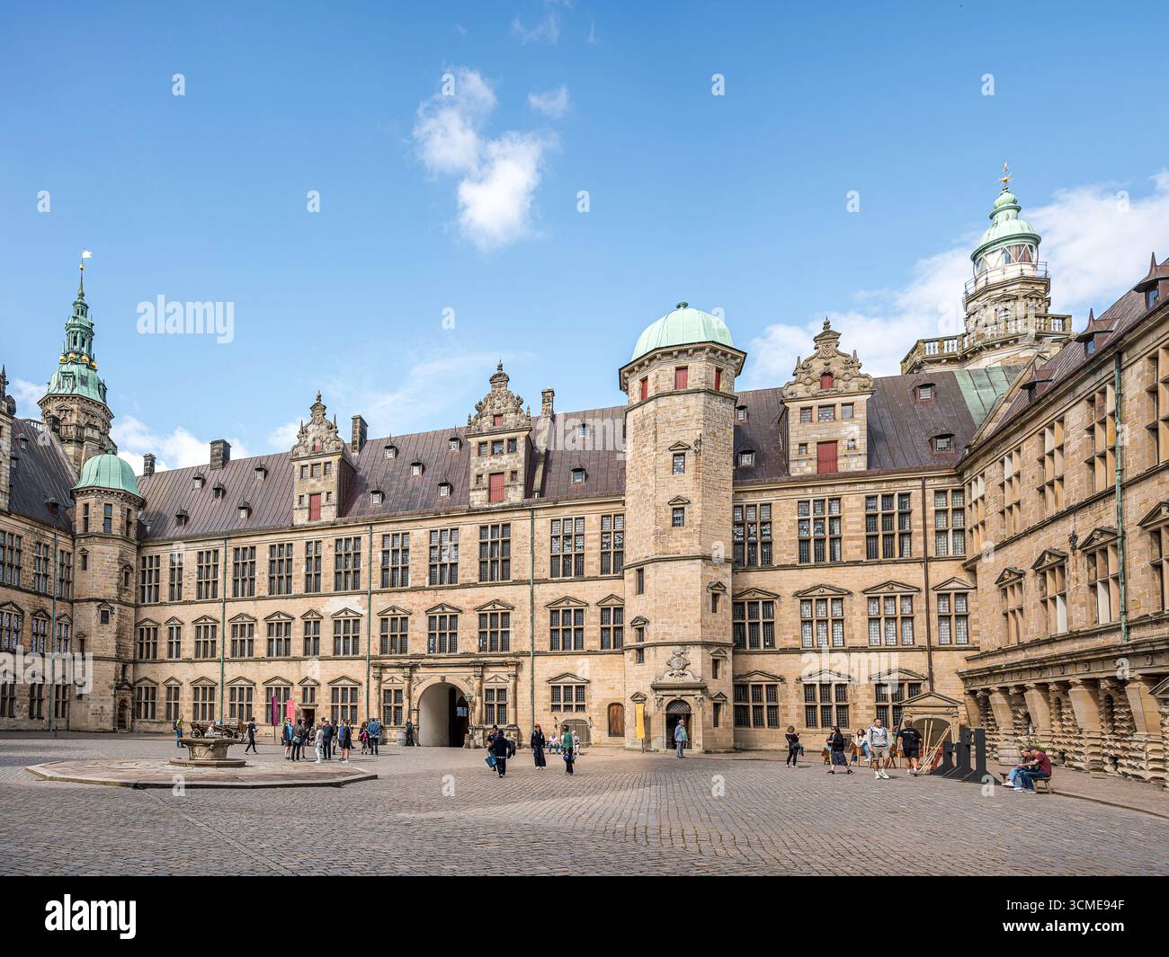 Castello di Kronborg con gli ourists che camminano nel cortile interno, Elsinore, Danimarca, 25 agosto 2025 Foto Stock