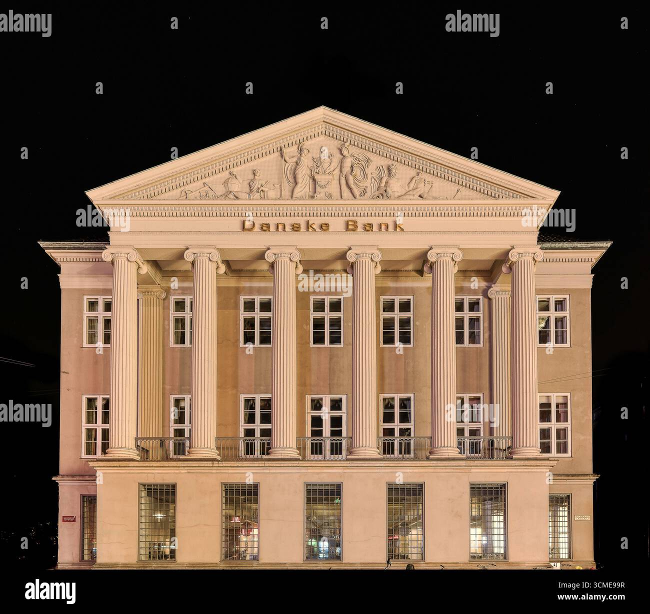 Danske Bank, in stile neoclassico illuminato, con grandi colonne e dettagli architettonici di notte, a Copenhagen, ottobre 2018 Foto Stock
