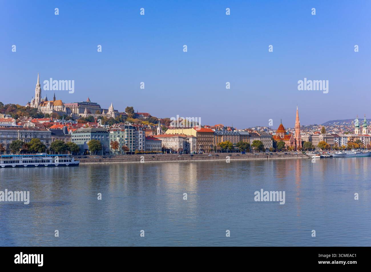 Budapest, Ungheria: 26 ottobre 2024: La chiesa riformata di Piazza Szilagyi Dezso a Budapest, Ungheria, presenta una facciata in mattoni rossi e un'alta guglia Foto Stock