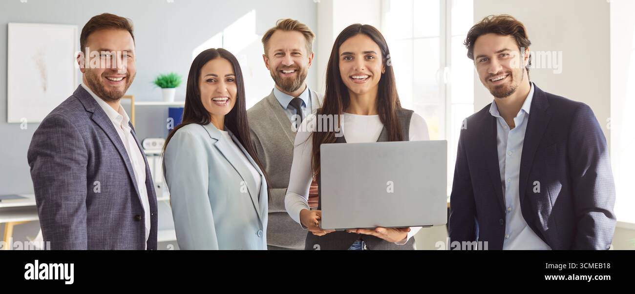 Ritratto di gruppo di Un team aziendale felice in ufficio Foto Stock