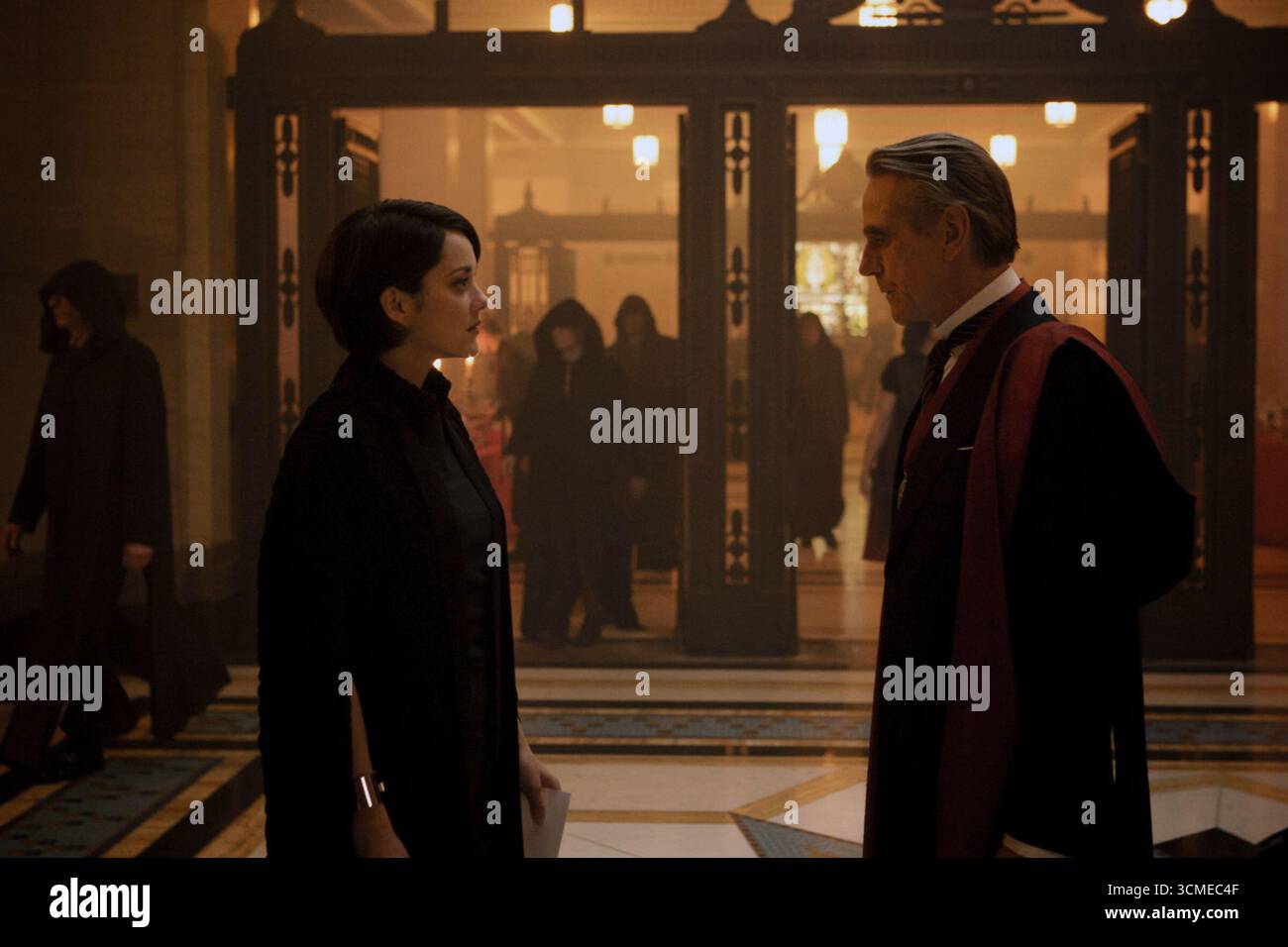 Assassin's Creed è un film di fantascienza del 2016 basato sul franchise di videogiochi pubblicato da Ubisoft. Il film è diretto da Justin Kurzel, scritto da Michael Lesslie, Adam Cooper e Bill Collage, ed è interpretato da Michael Fassbender (che ha anche prodotto), così come Marion Cotillard, Jeremy Irons, Brendan Gleeson, Charlotte Rampling e Michael K. Williams. Foto Stock