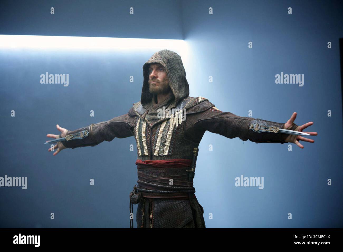 Assassin's Creed è un film di fantascienza del 2016 basato sul franchise di videogiochi pubblicato da Ubisoft. Il film è diretto da Justin Kurzel, scritto da Michael Lesslie, Adam Cooper e Bill Collage, ed è interpretato da Michael Fassbender (che ha anche prodotto), così come Marion Cotillard, Jeremy Irons, Brendan Gleeson, Charlotte Rampling e Michael K. Williams. Foto Stock