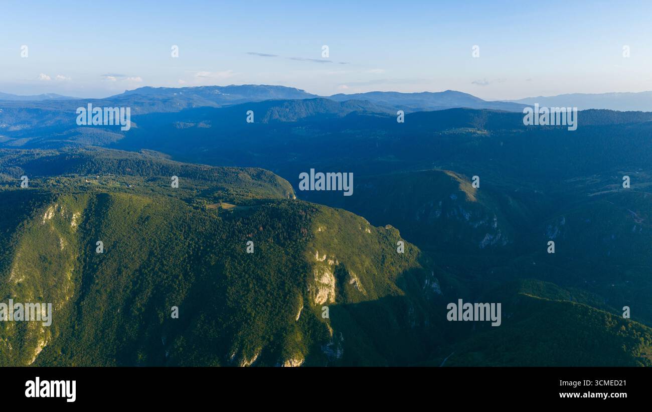 Vista panoramica del canyon di Miljacka con spettacolari scogliere, foreste e montagne circostanti alla luce della sera Foto Stock