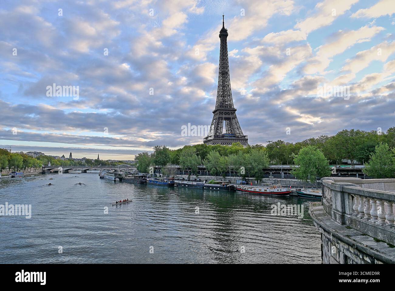 Vista panoramica sulla Torre eiffel dal ponte Bir Hakeim la mattina presto Foto Stock