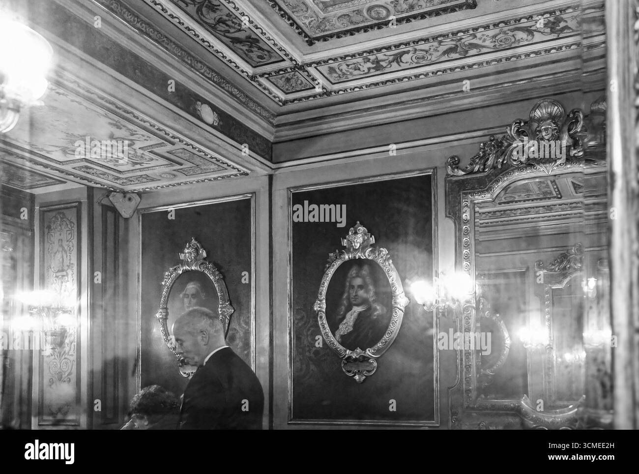 La sala degli uomini illustri all'interno del caffè Florian, storico caffè fondato nel 1720 in Piazza San Marco, Venezia, Veneto, Italia Foto Stock