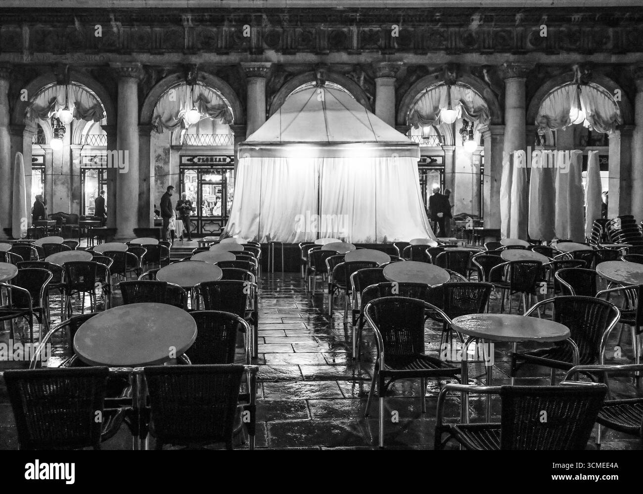 B&W Lo storico caffè Florian in Piazza San Marco, il più antico caffè italiano in funzione dal 1720, in una giornata di pioggia, Venezia, Veneto, Italia Foto Stock