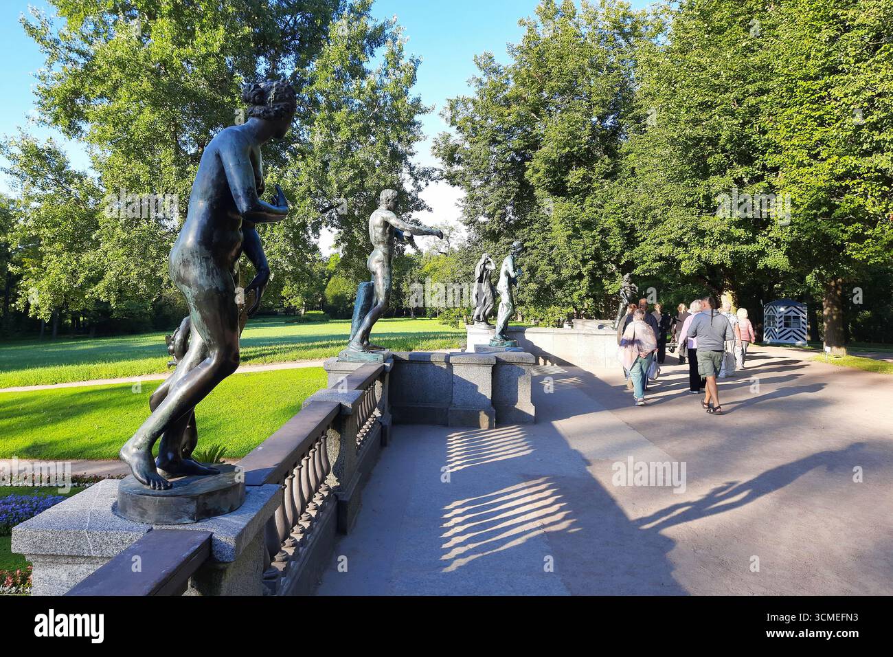 San Pietroburgo, Russia - 15 agosto 2025: Sculture in bronzo sul ponte del giardino nel giardino estivo Foto Stock
