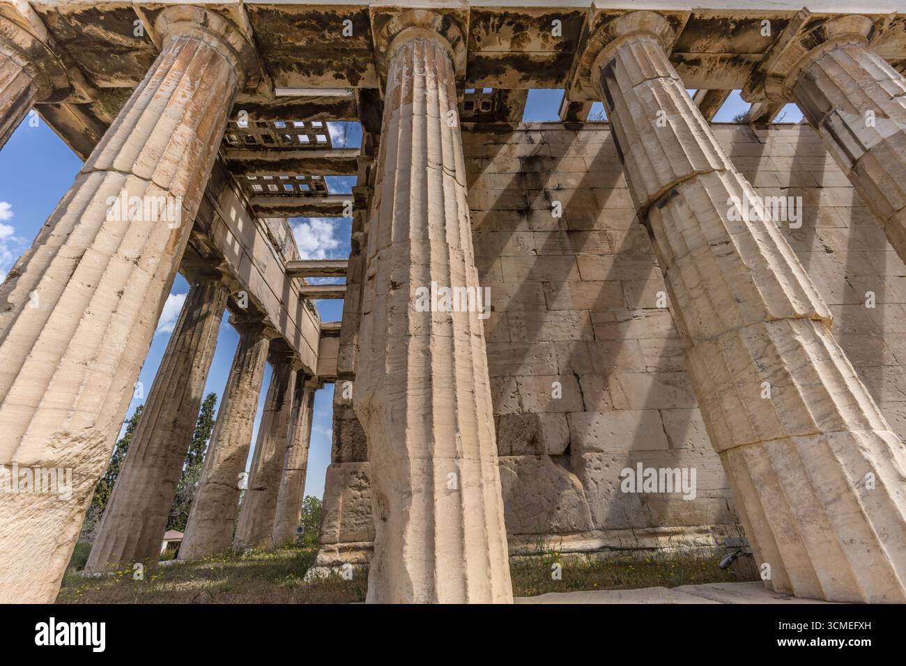 Vista laterale della facciata anteriore del Tempio di Efesto con colonne doriche nell'antica Agorà di Atene, Grecia. Maggio 2025 Foto Stock