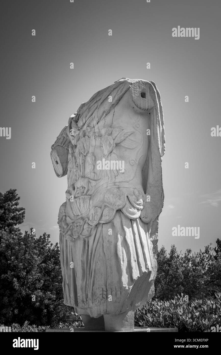 Vista monocromatica della Statua dell'imperatore Adriano esposta nell'antica Agorà di Atene, in Grecia, un importante sito archeologico. Atene, Grecia. Maggio Foto Stock