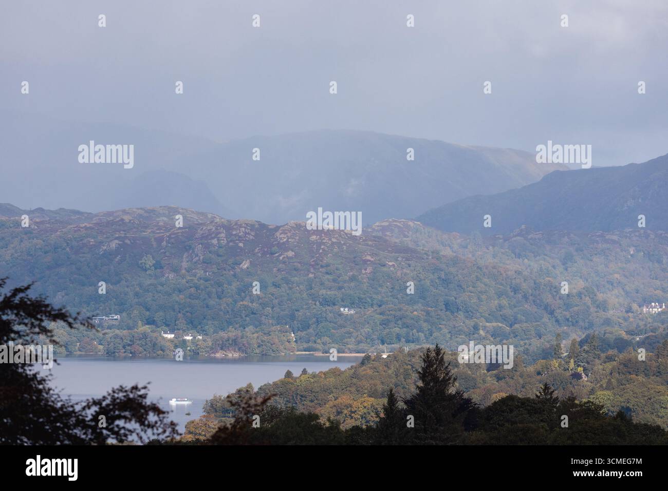 South Cumbria Regno Unito 16 settembre 2025 crociera mattutina sul lago Windermere vista dal Windermere Village Credit Gordon Shoosmith/Alamy News Live Foto Stock