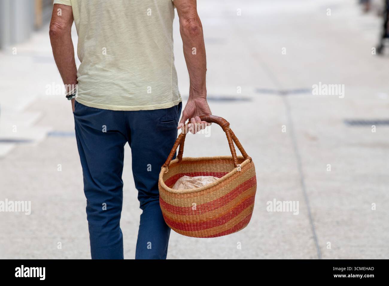 Uomo e cestino. Uomo anziano che fa shopping, di ritorno dal mercato Foto Stock