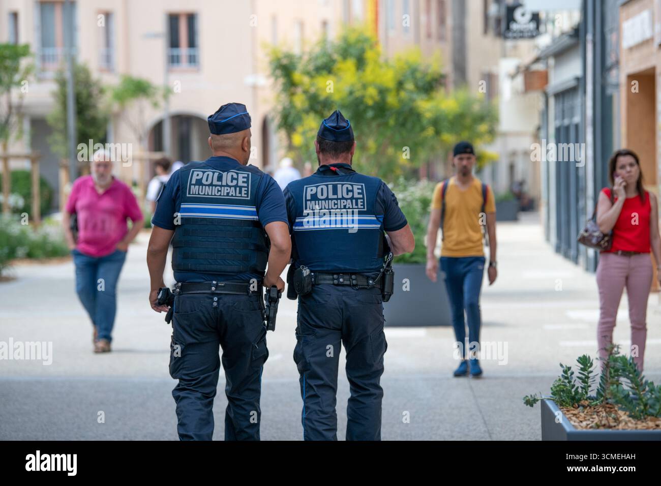 Agenti di polizia municipale in una strada di Montélimar Foto Stock