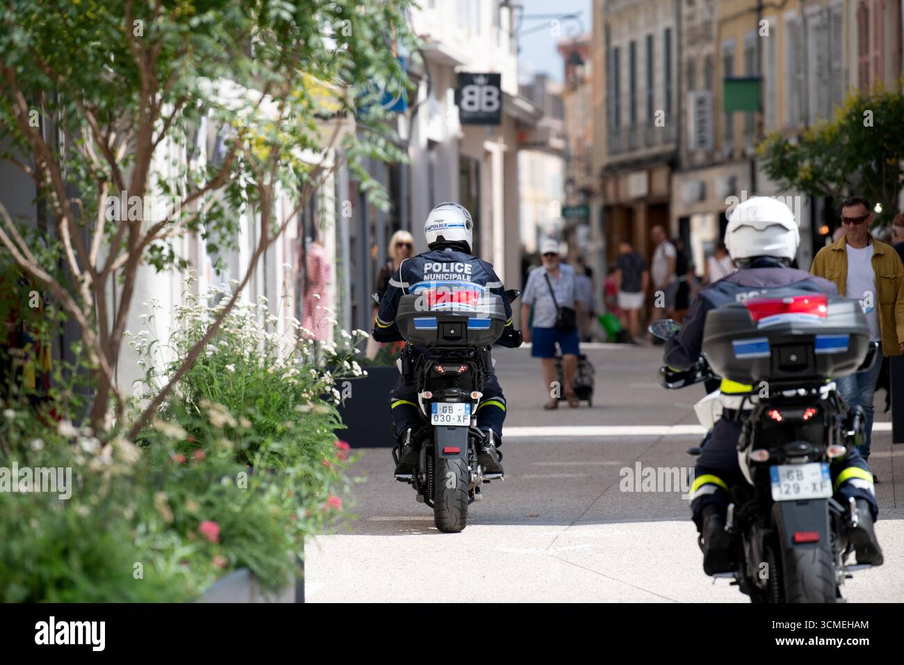 Montélimar (Francia sud-occidentale): Agenti di polizia municipale in una strada del centro della città Foto Stock