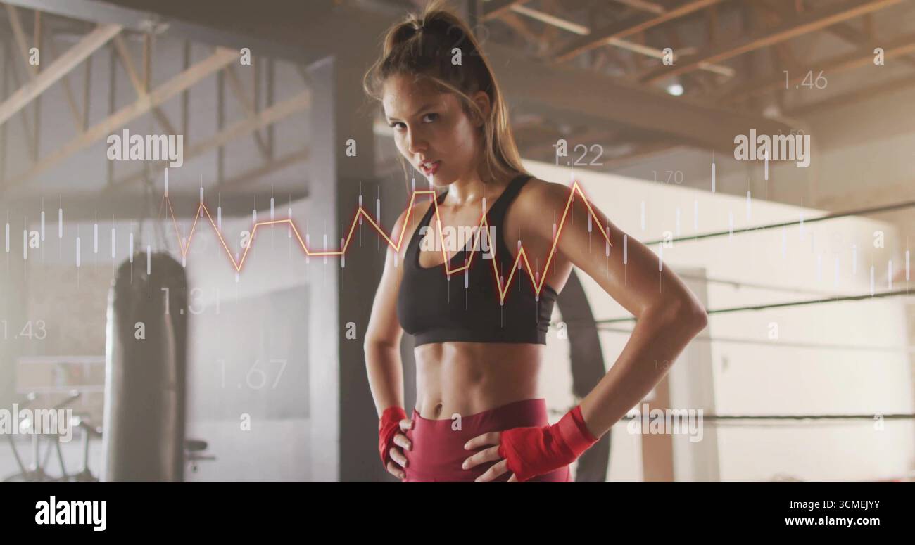 Atleta in piedi che si flette in una borsa da ginnastica indossando delle bende rosse che mostrano una sovrapposizione di metriche Foto Stock