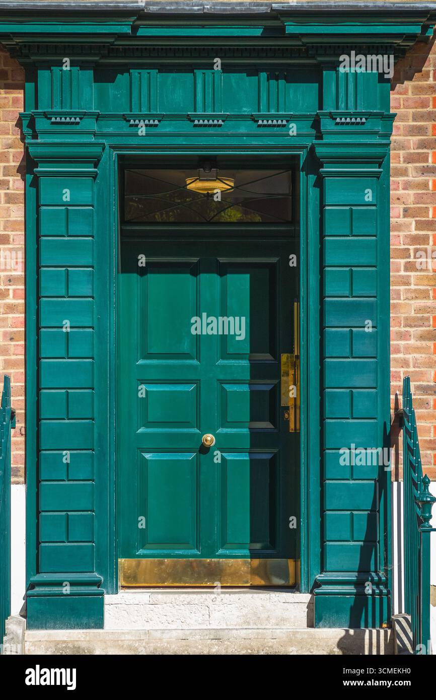 Tradizionale porta verde alla casa georgiana londinese del XVIII secolo a Londra Foto Stock