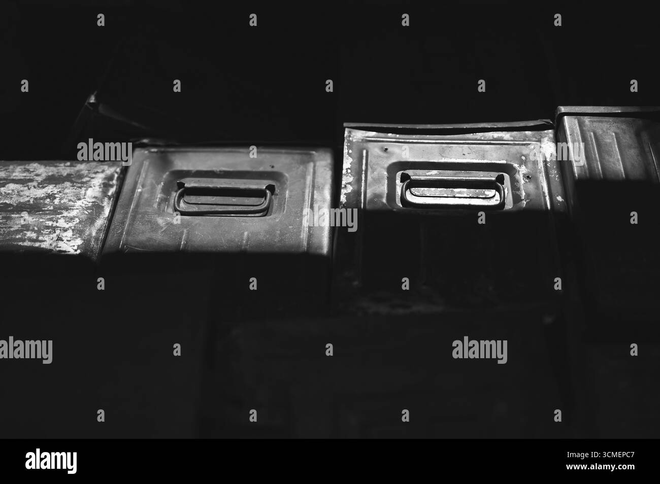 Scatole d'archivio d'epoca impilate nel centro europeo di solidarietà a Danzica, Polonia, che sottolineano la conservazione dei documenti storici da parte del comunista Foto Stock