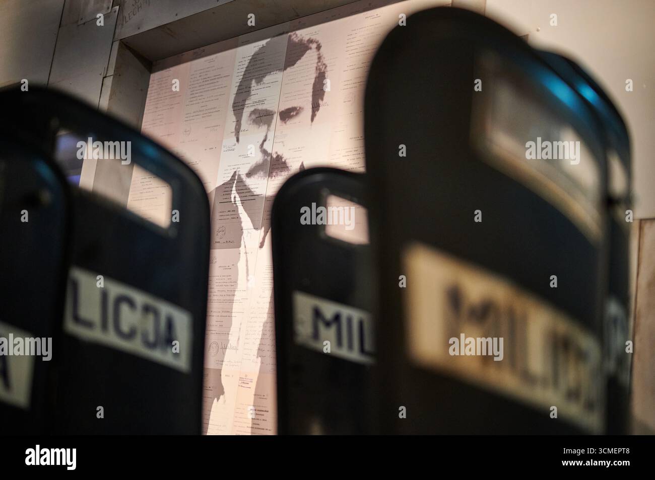 Diversi vecchi scudi antisommossa di Milicja in mostra al Solidarity Center di Danzica, concentrandosi sulle attrezzature di polizia dell'era PRL. Foto Stock