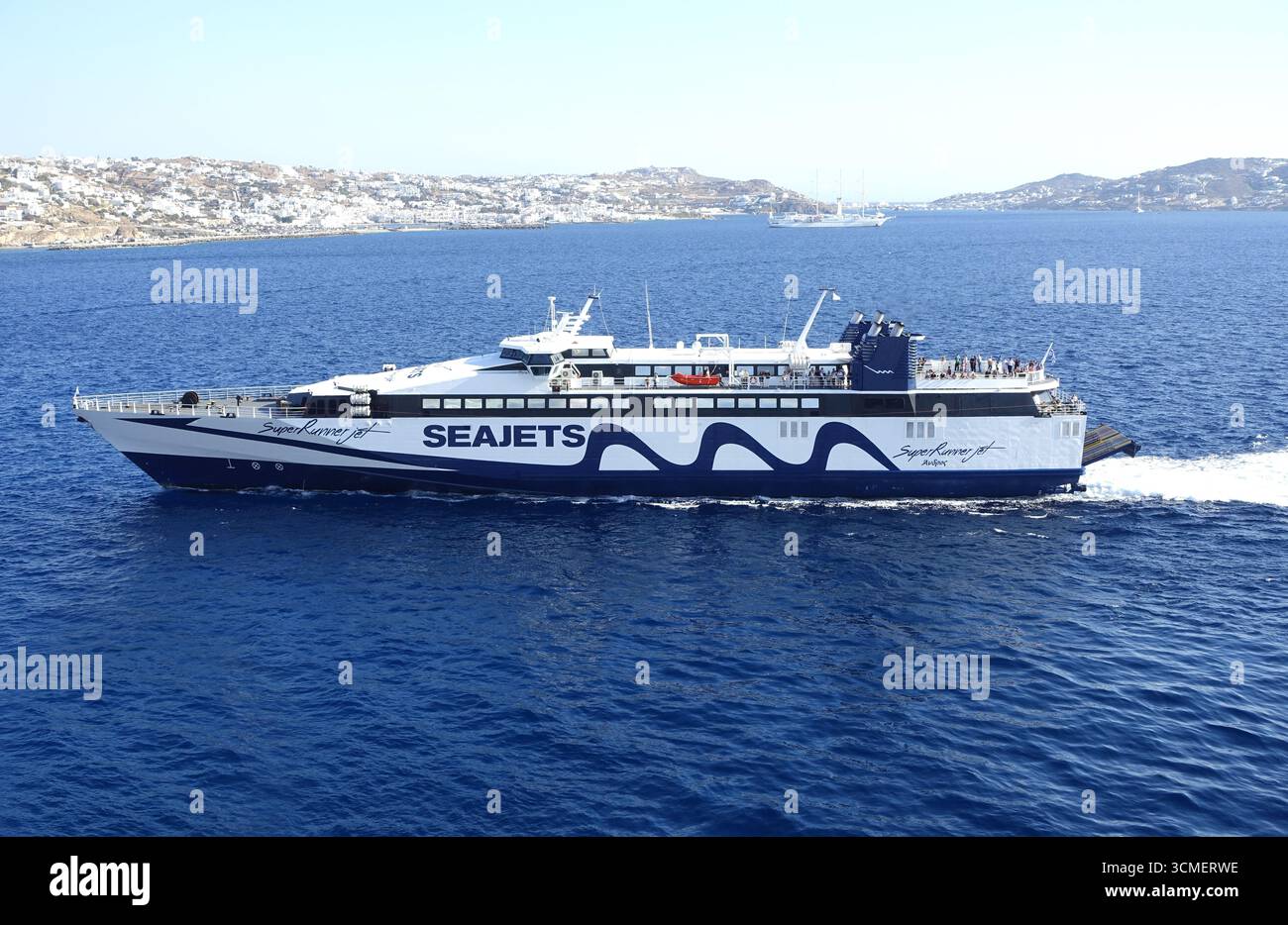Seajets, Super Runner Jet un traghetto rapido monoscafo per passeggeri che naviga nel porto di Mykonos, Grecia, UE. Foto Stock