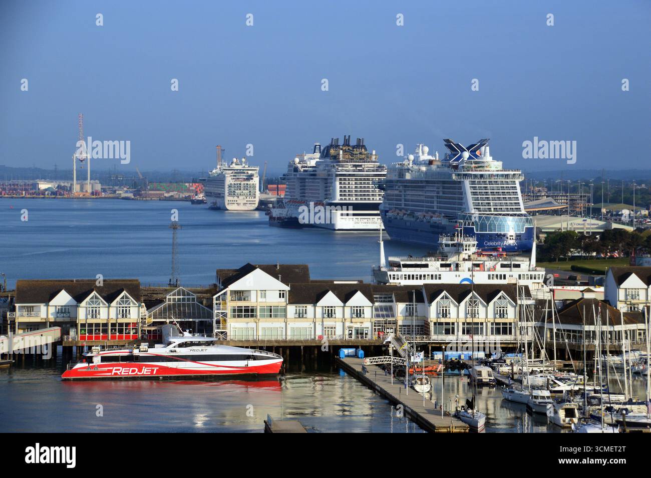 Tre navi da crociera ormeggiate sul Quayside nei Docks di Southampton, Inghilterra, Regno Unito. Foto Stock