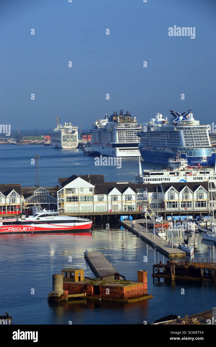 Tre navi da crociera ormeggiate sul Quayside nei Docks di Southampton, Inghilterra, Regno Unito. Foto Stock