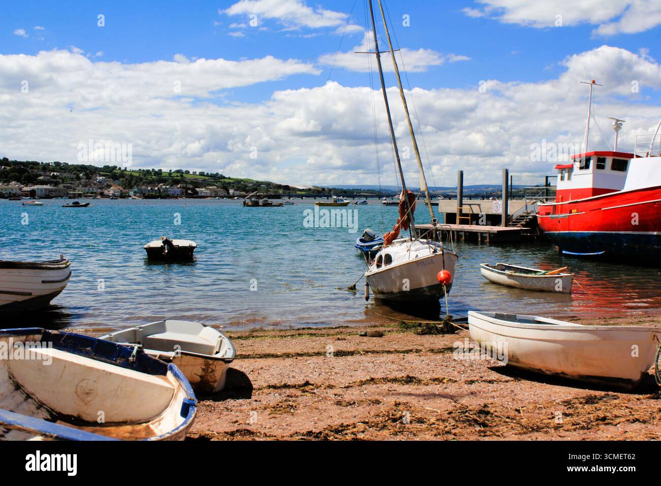 La spiaggia sul retro di Teignmouth, Devon, che guarda sul fiume Teign con barche spiaggiate e ormeggiate. Foto Stock