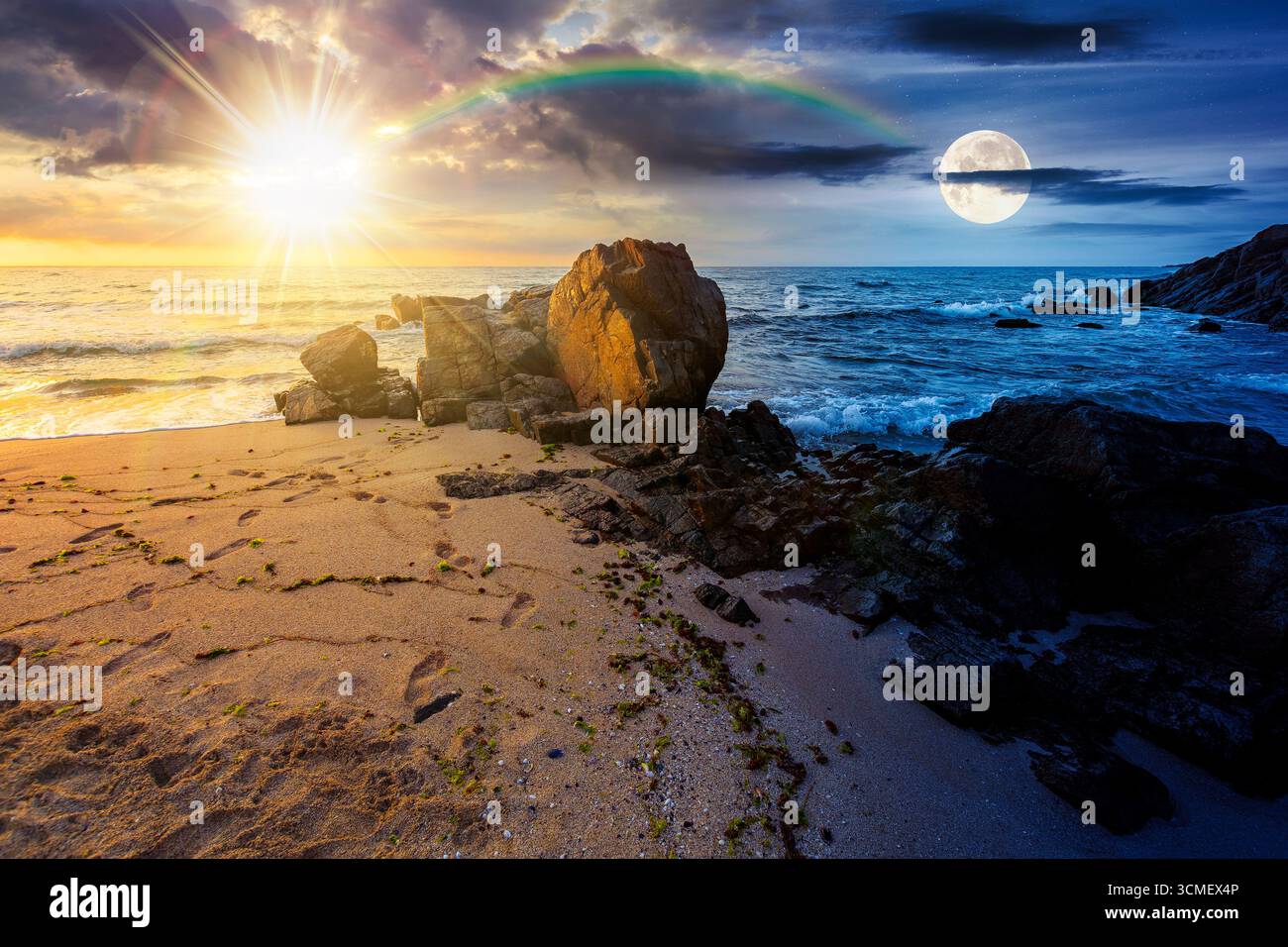 paesaggio in riva al mare in estate. concetto di cambiamento di orario diurno e notturno. bellissima spiaggia con rocce bagnate da onde calme con sole e luna al crepuscolo. visualizza Foto Stock