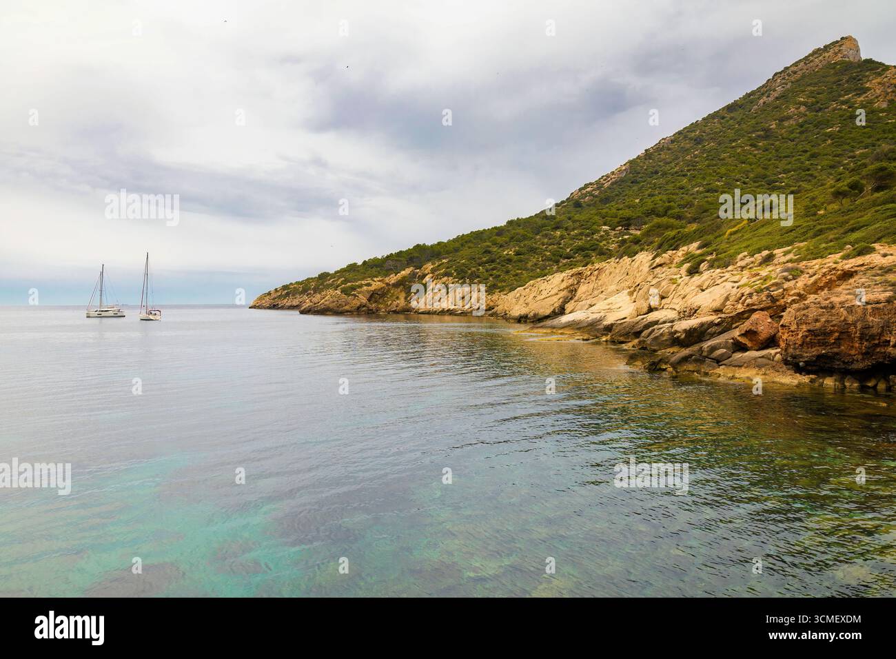Vista del ripido pendio della cima di Na Pòpia a un'altezza di 360 metri che scende fino a raggiungere il mare. Isola di Dragonera, Isole Baleari, Spagna Foto Stock