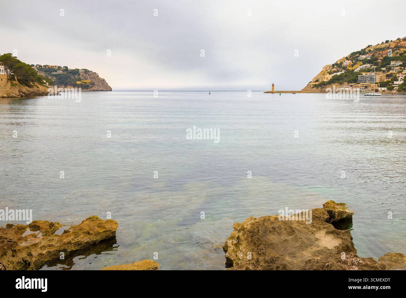 Vista in fondo alla baia di Andratx, il faro che guida le barche all'ingresso del porto. Isola di Maiorca, Isole Baleari, Spagna Foto Stock